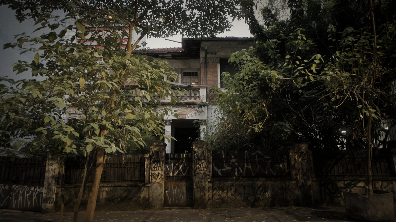 Documentário A Mulher da Casa Abandonada
