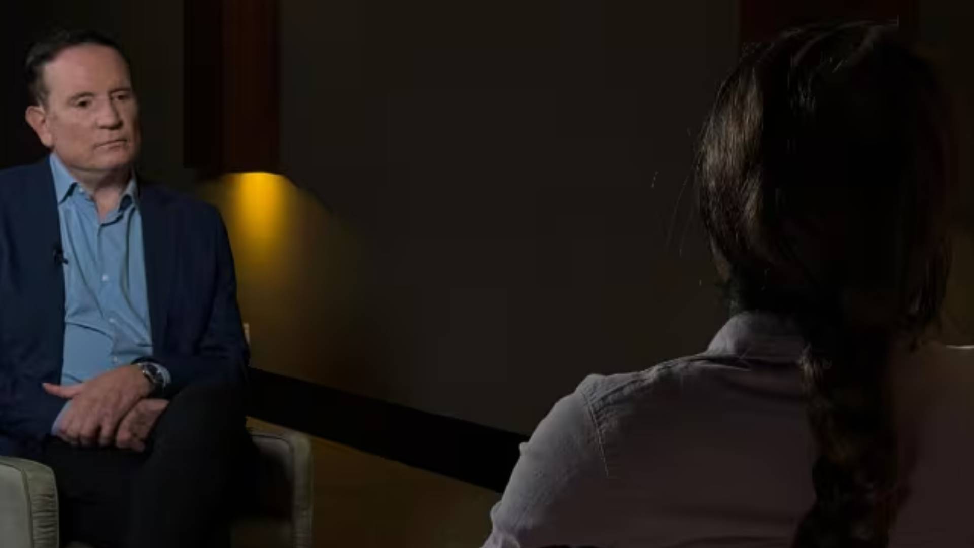 Roberto Cabrini frente a frente com mulher que levou 60 socos do namorado