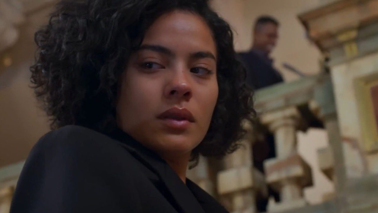 Maria de Fátima rola escada abaixo em Vale Tudo