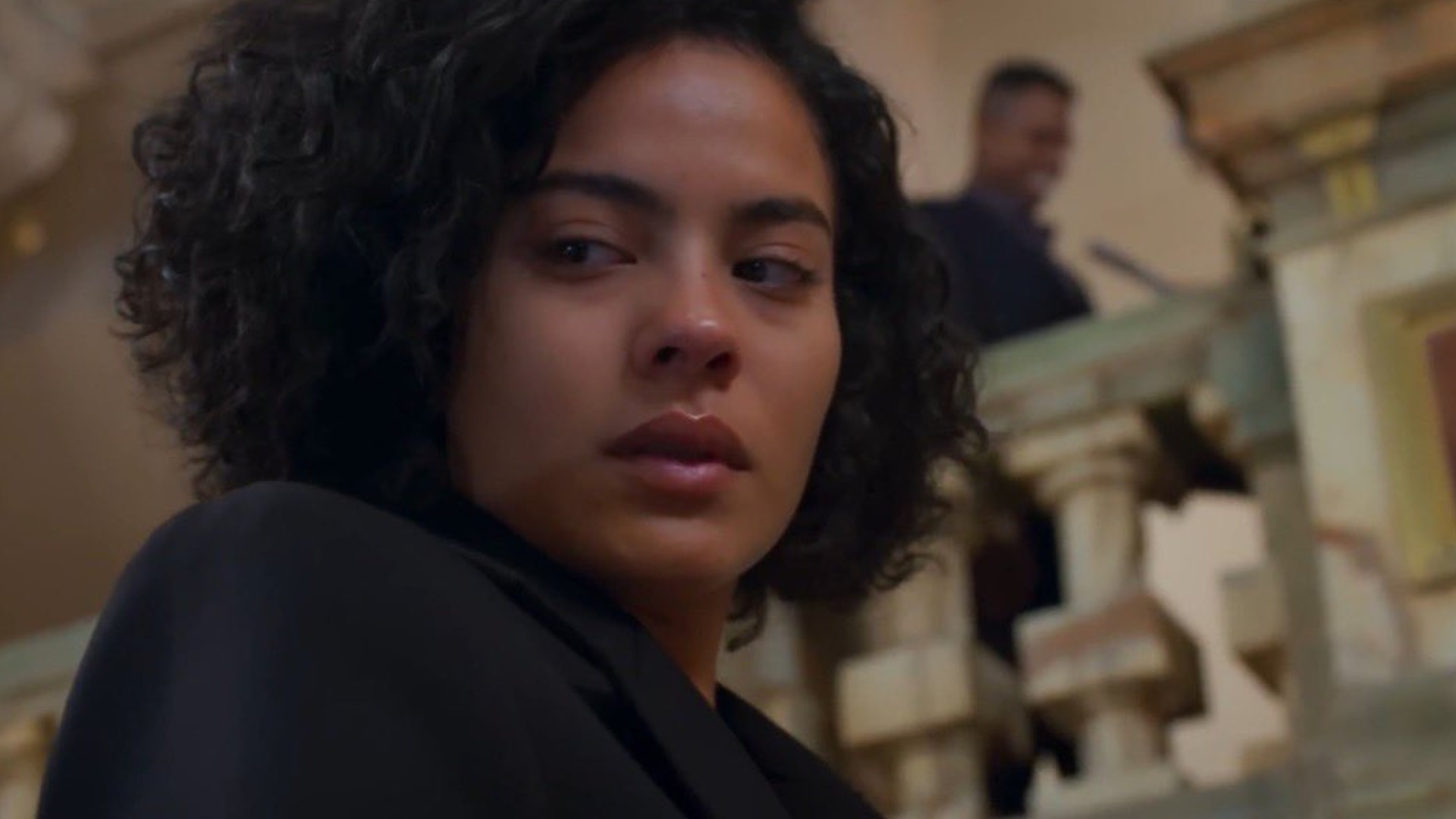 Maria de Fátima rola escada abaixo em Vale Tudo