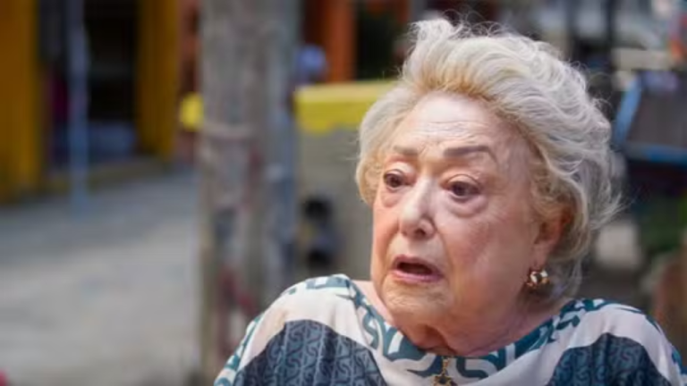 Dona de Mim: Rosa pergunta por Abel e se entristece
