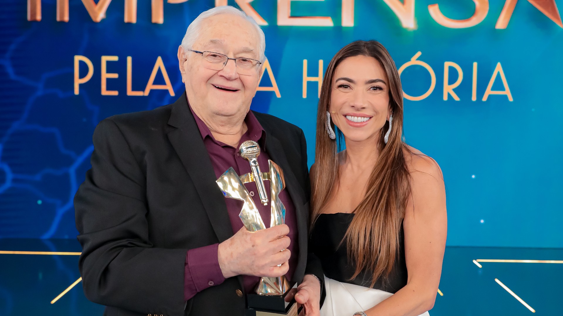 Boris Casoy ganha homenagem no Programa Silvio Santos