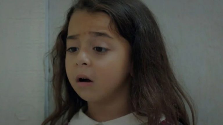 Novela Mãe: Com medo de ficar longe do irmão, Melek é obrigada a roubar