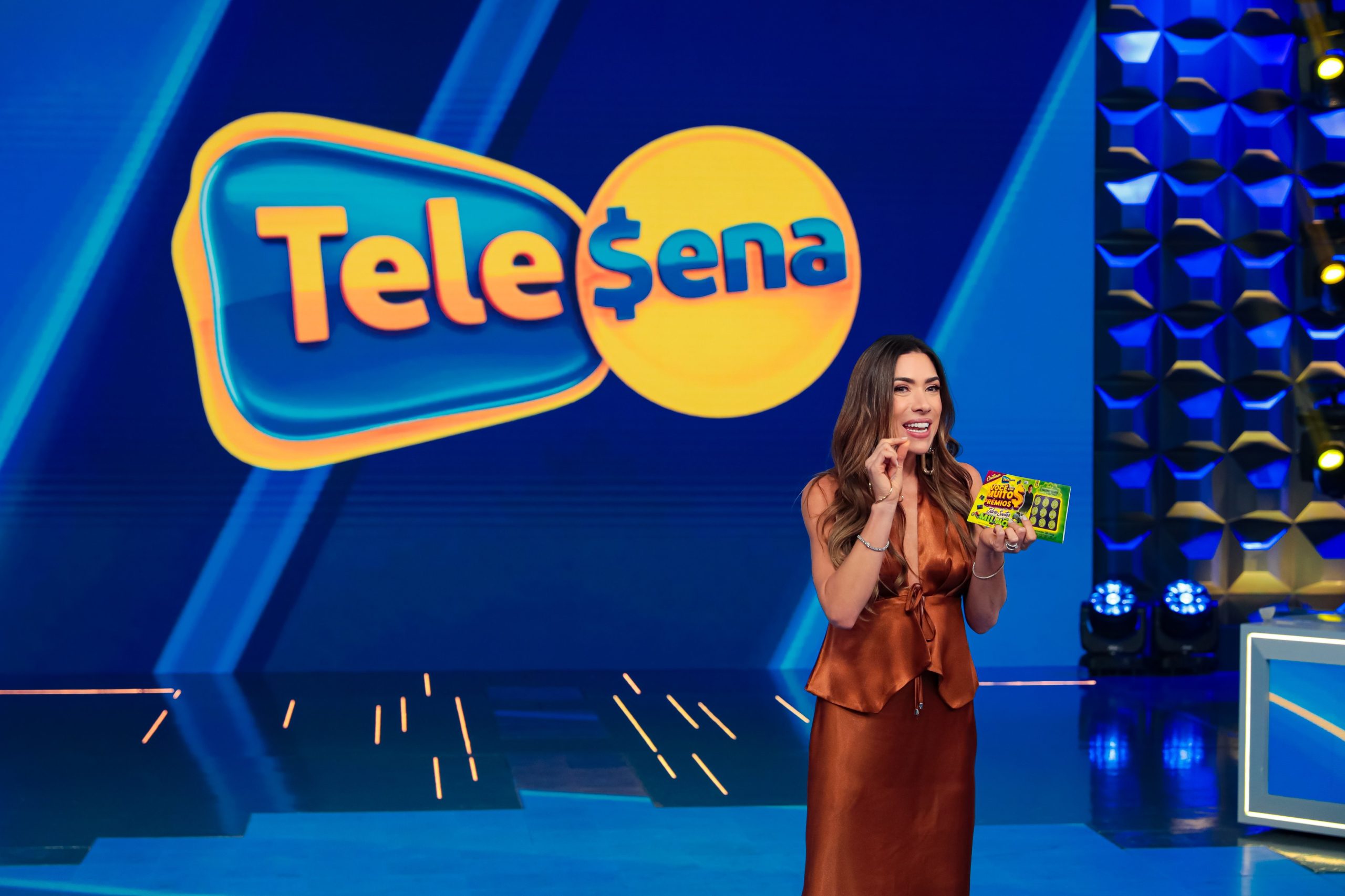 Patricia Abravanel realiza os sorteios da Tele Sena