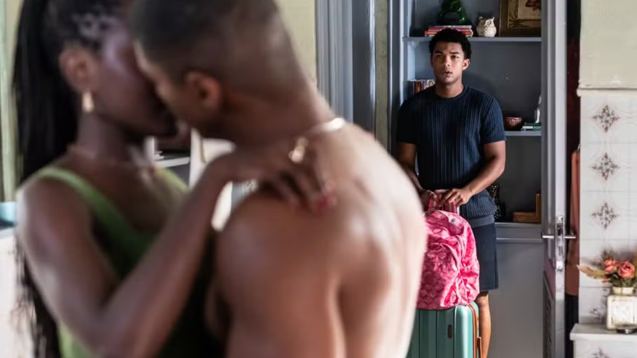Samuel vê beijo de Leo e Marlon em Dona de Mim