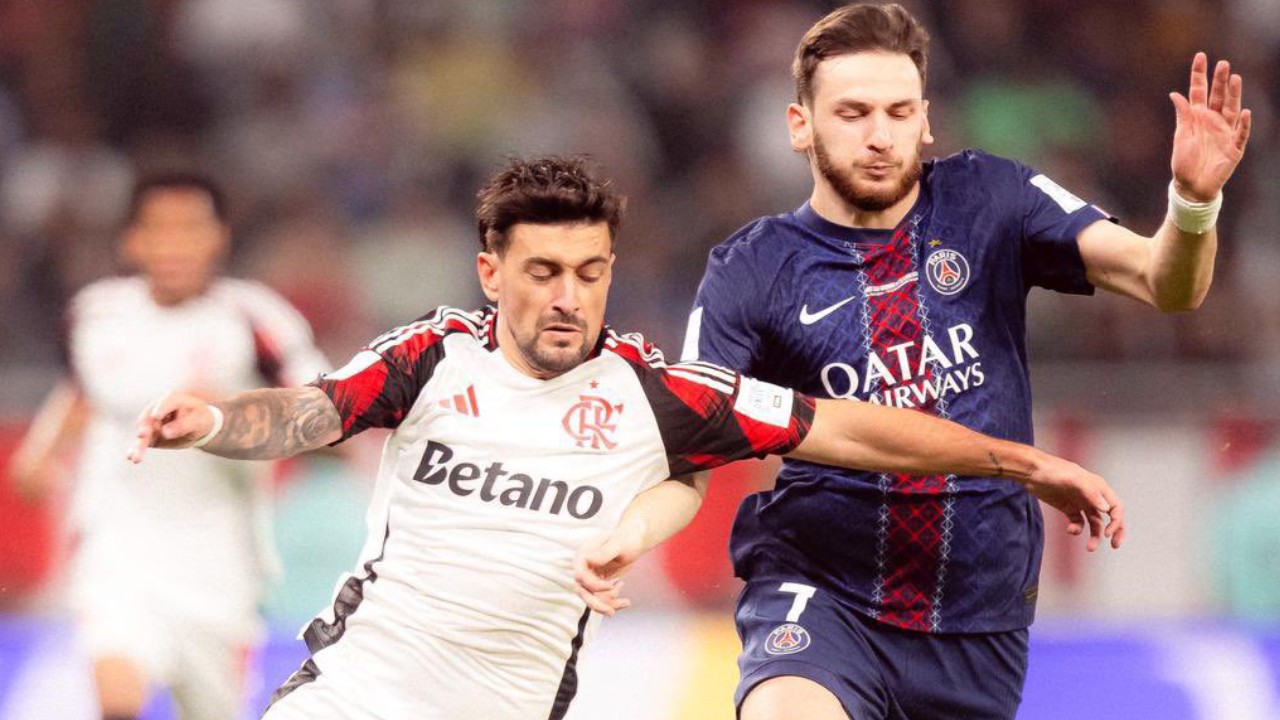 Arrascaeta disputa bola em Flamengo x PSG