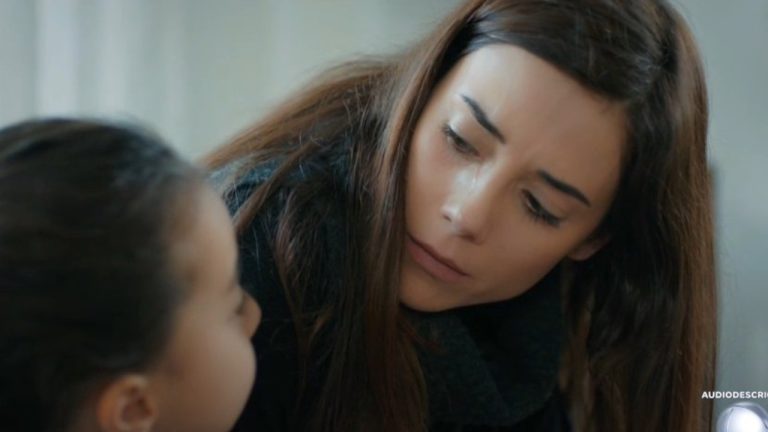 Novela Mãe: Turna pede que Zeynep a leve de volta para evitar que seja presa