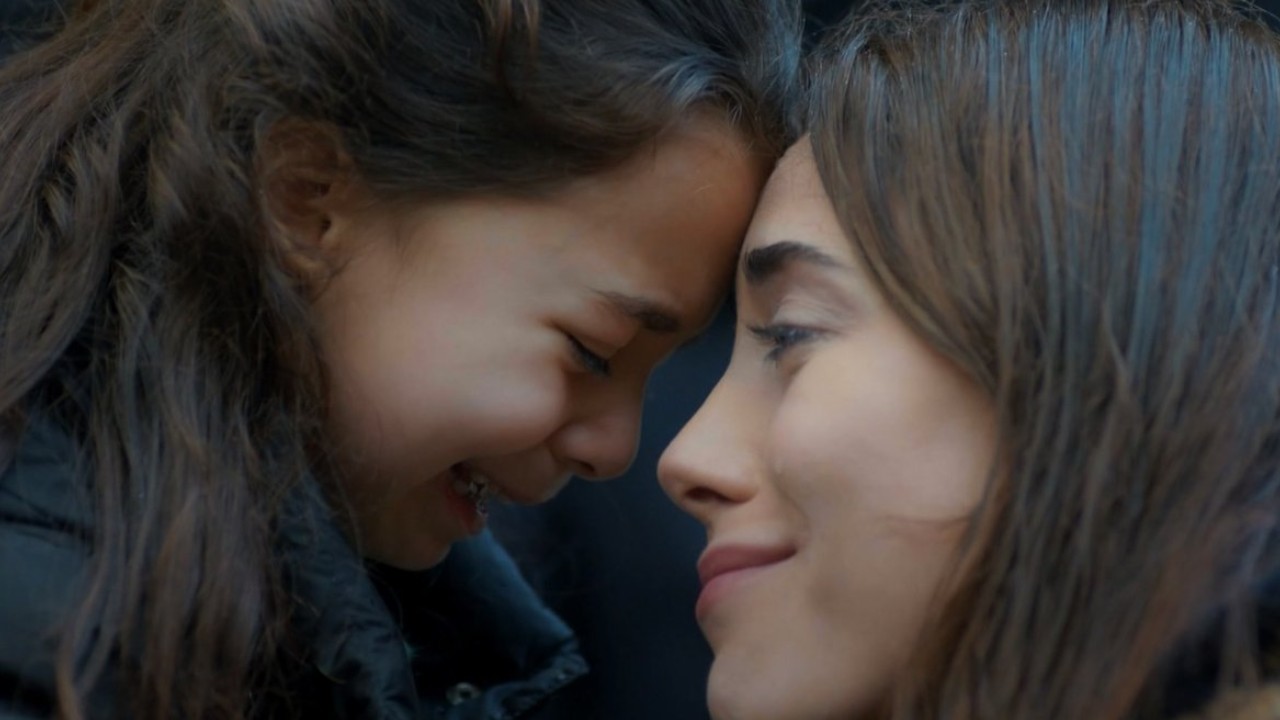 Zeynep e Melek choram em Mãe