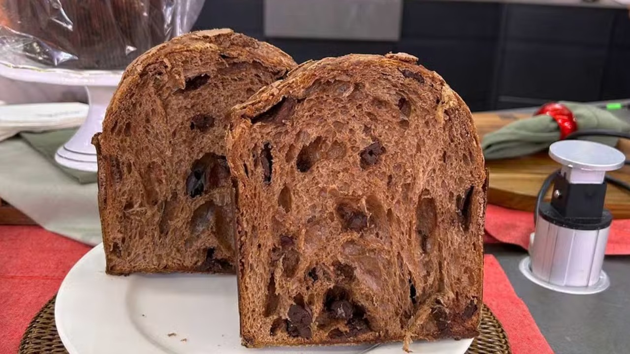 Panetone com cobertura de amêndoas e cacau no Mais Você