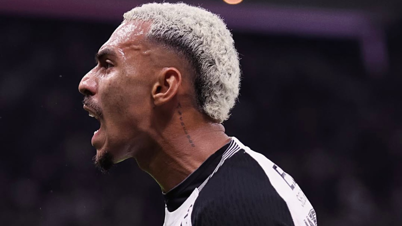 Matheuzinho comemora em jogo do Corinthians