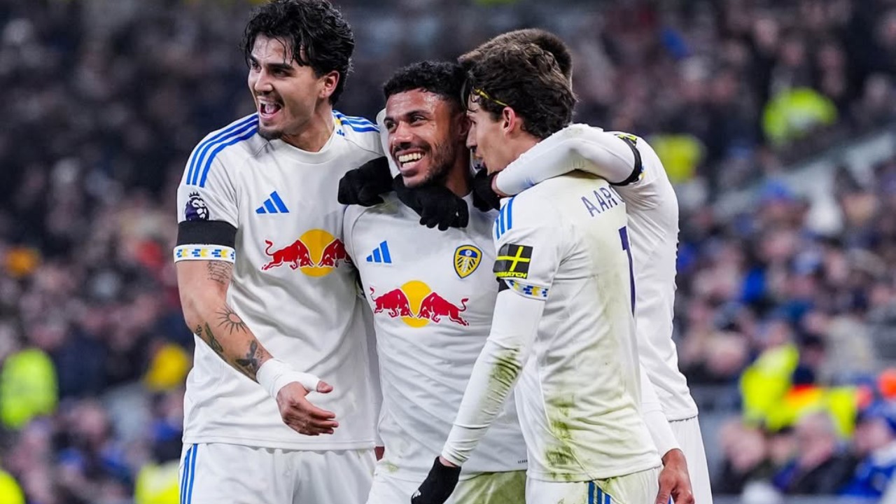 Jogadores do Leeds comemoram gol