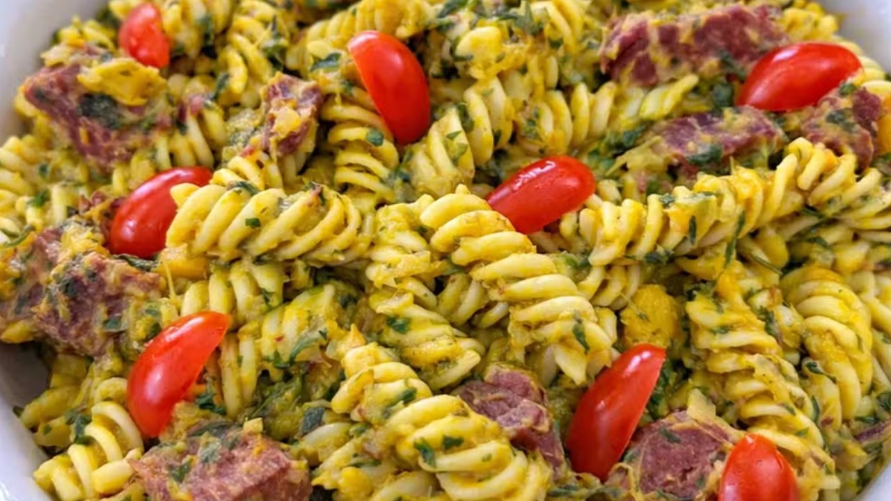 Macarrão cremoso com carne-seca e abóbora
