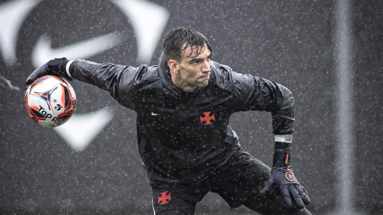 Léo Jardim em treino do Vasco