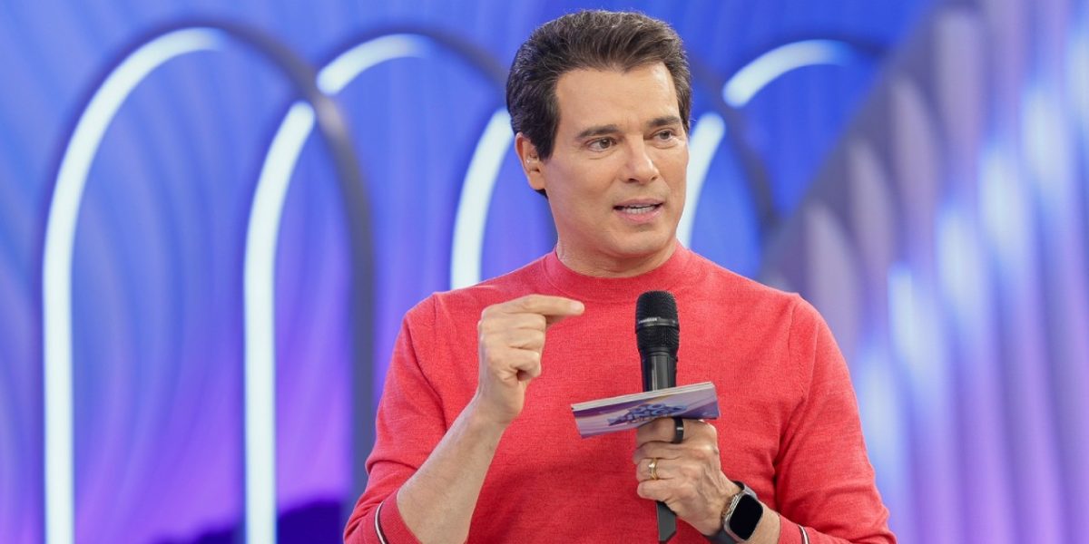 Celso Portiolli no novo cenário do Domingo Legal