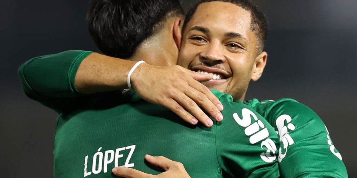 Vitor Roque e Flaco López se abraçam em jogo do Palmeiras
