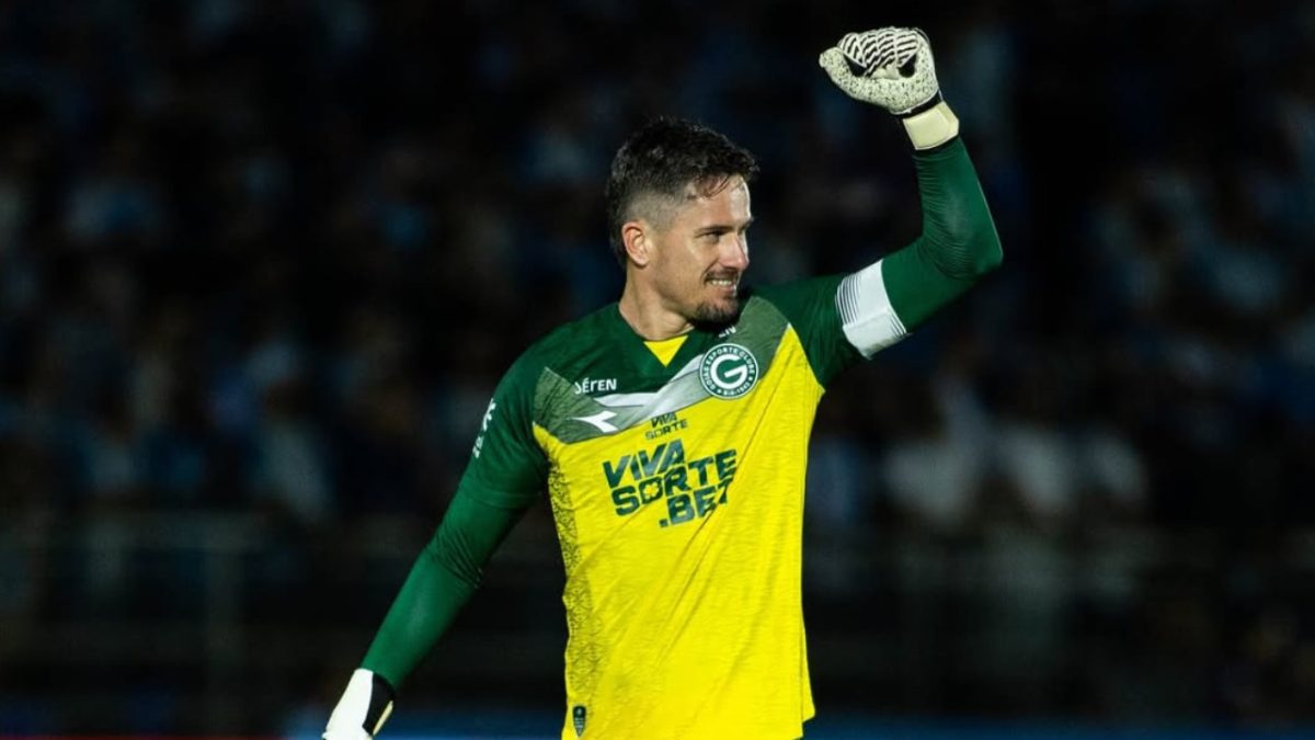 Tadeu em jogo pelo Goiás