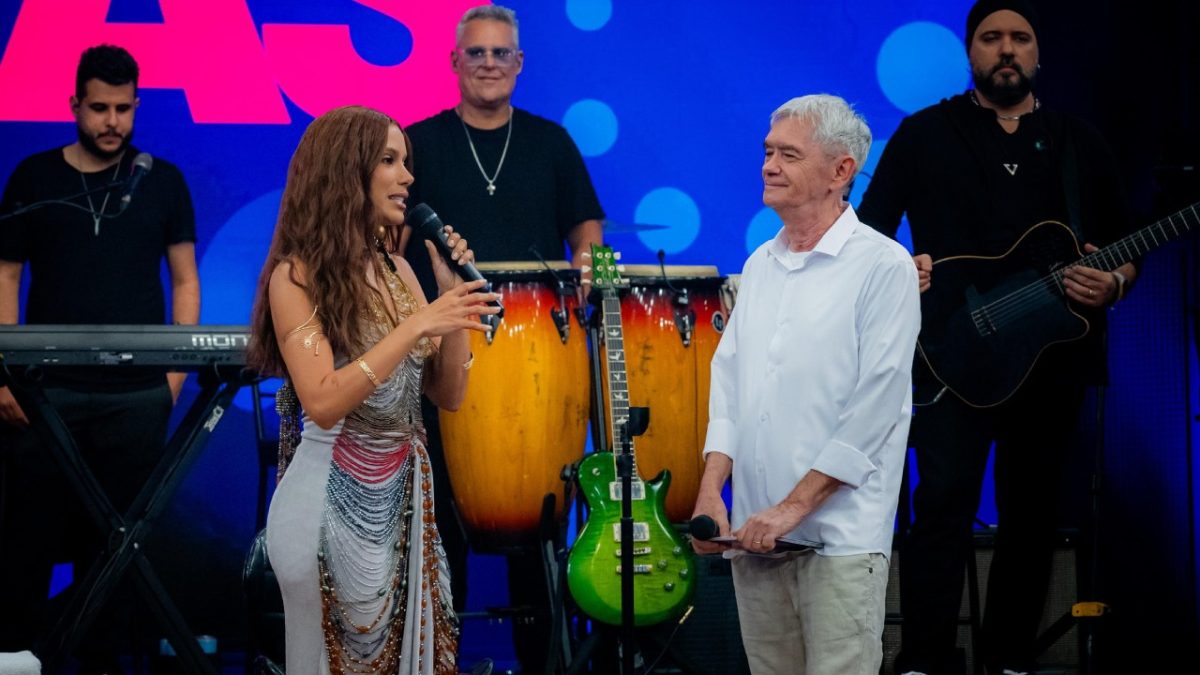 Anitta participa do ‘Altas Horas’ ao lado do pai e dos irmãos e revela detalhes de 'Equilibrium'. Foto: Globo/ Miguel Salvatore