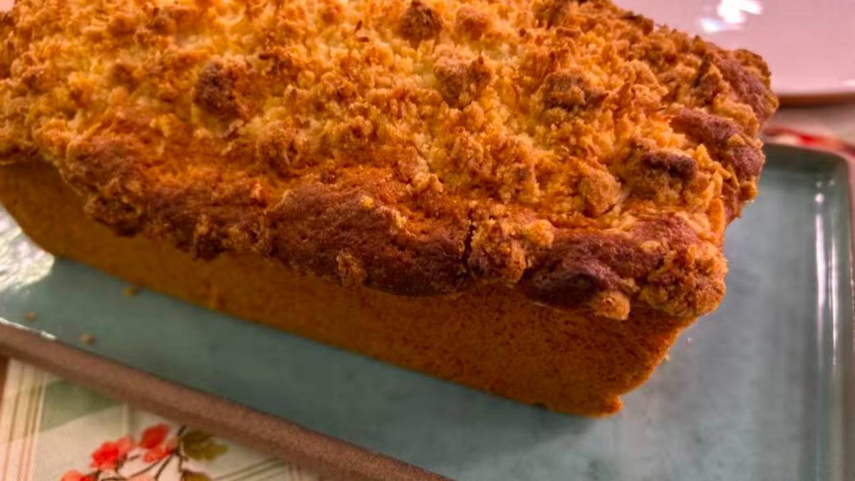 Bolo de coco com farofa crocante